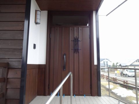 【旭川永山店】寒さ対策と便利で機能的なリモコンキーで玄関ドアをリフォーム